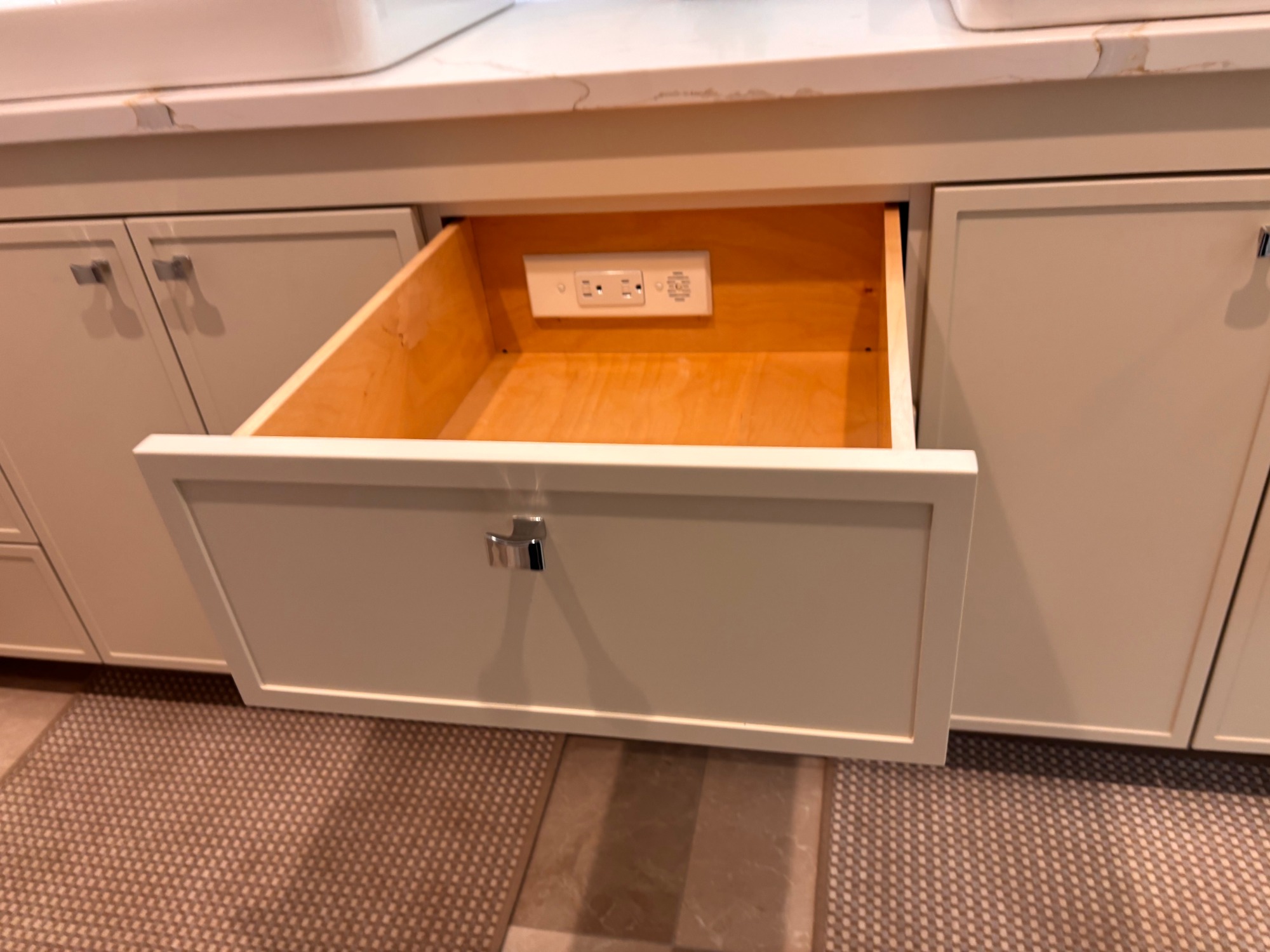 White Micro-Shaker Vanity detail 4